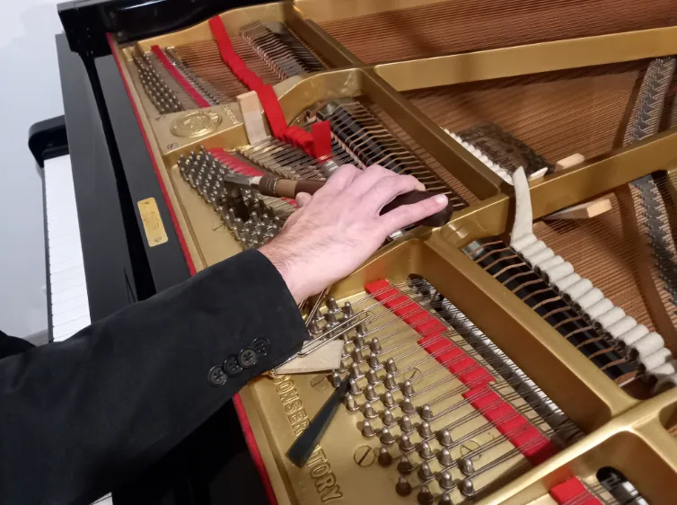 Accord de piano professionnel à Chartres — Simon PACOR accorde un piano